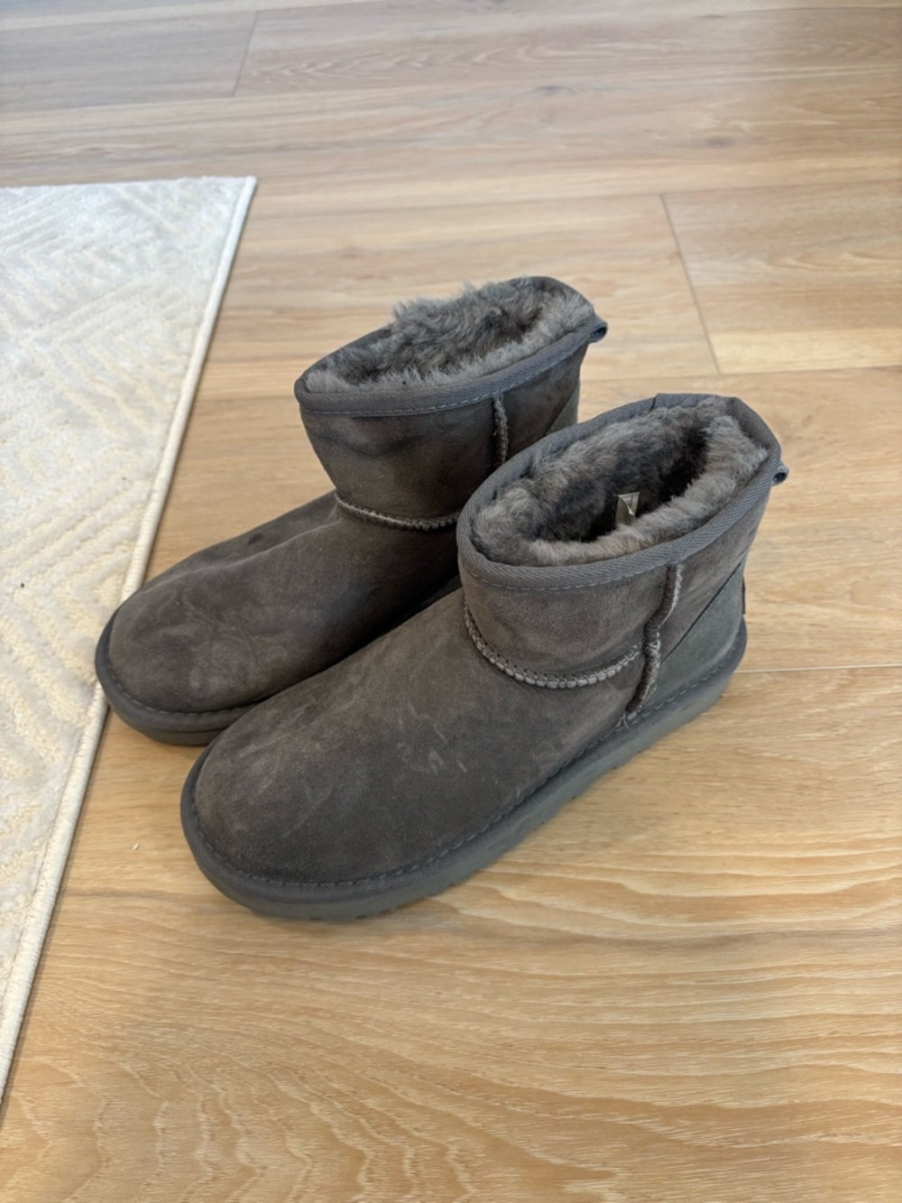 Authentic UGG Classic Mini boots in a versatile gray color 🤍